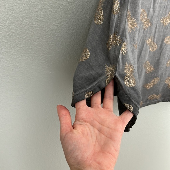 Cute sleeveless tee with pineapple print - Picture 5 of 6